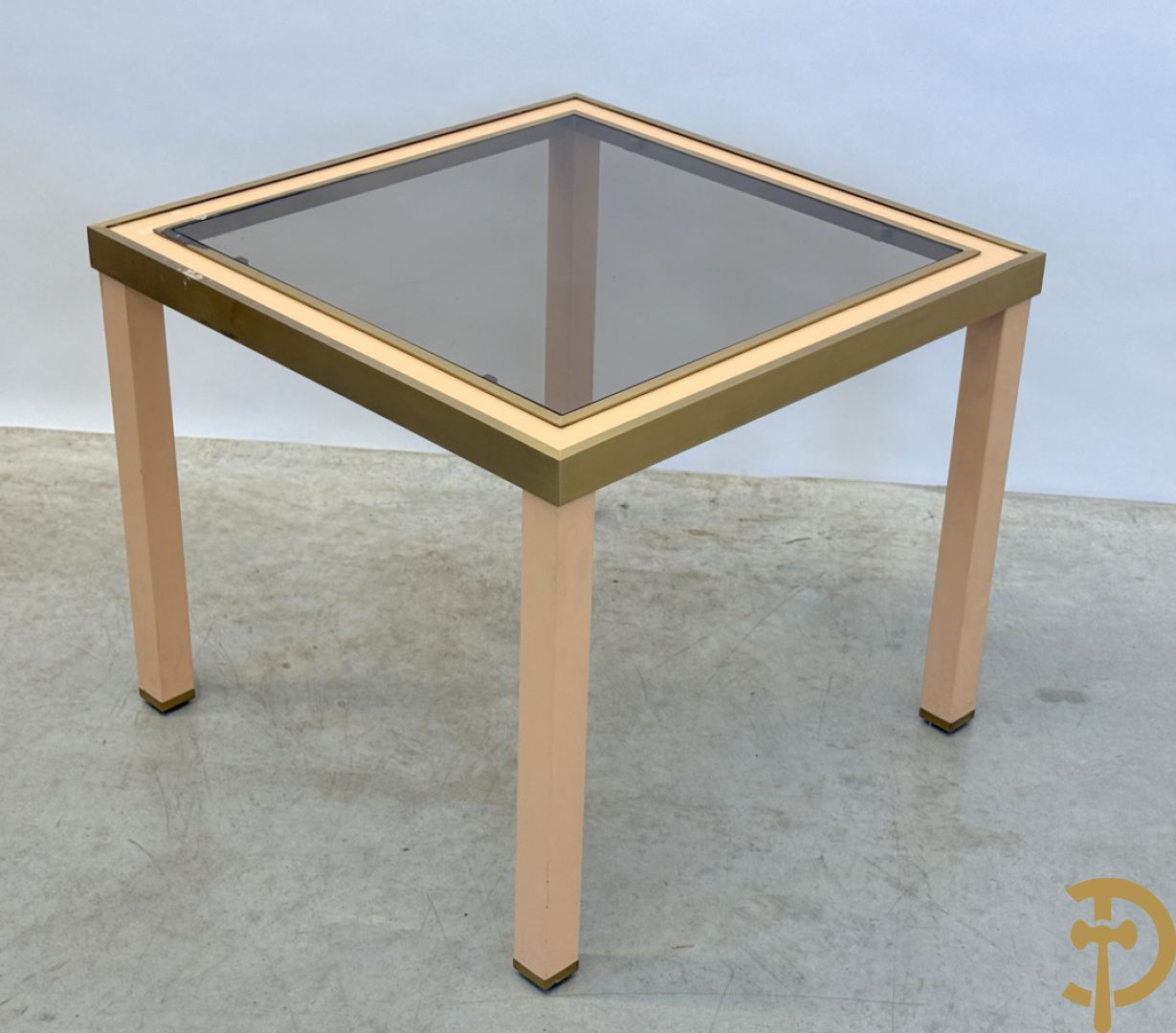 Paar bijzettafels met koperafwerking en glazen fumé blad + 2 bijhorende lampadaires in terra cotta