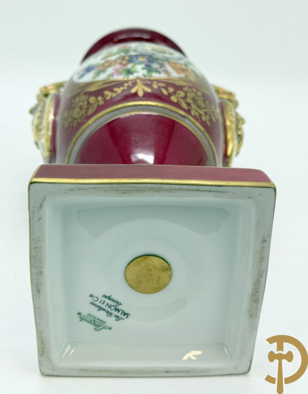 Sèvres cachepot met dubbel decor van handbeschilderde romantische dames en bloemendecor + cachepot in Frans porselein met bloemendecor gevat in bronzen houder + Limoges medici vaas met zwanehalzen