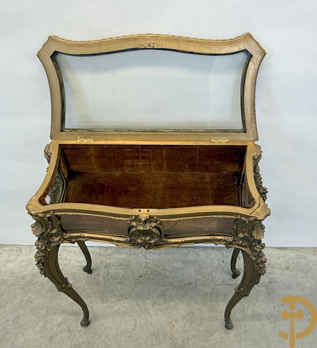 Vergulde Louis XV juwelenvitrine met openklapbaar deksel, bezet met rocailles, op voluutvormige poten