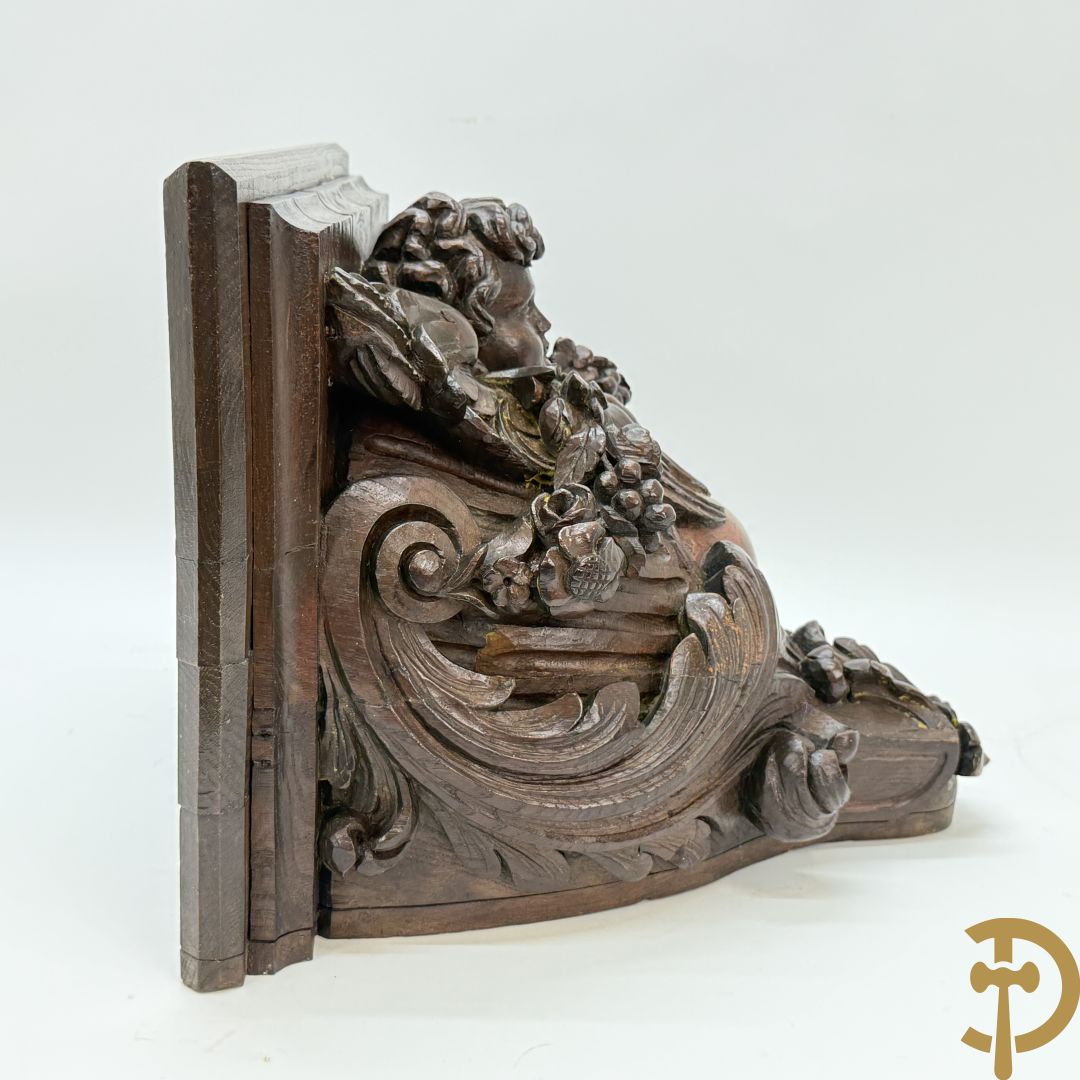 Houtgesculpteerde konische muurconsole met cupido en bloemenranken