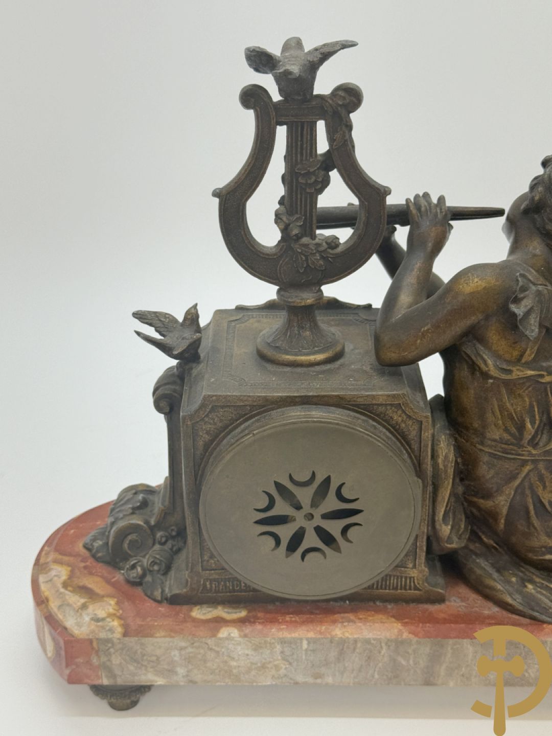 Driedelige garnituur, centraal horloge gedecoreerd met zamak beeld van fluitspelende cupido, geflankeerd door paar cassolettes - alles op marmeren basis