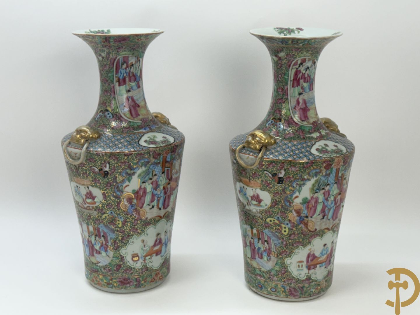 Paar Chinese porseleinen famille rose Kanton vazen met geanimeerd decor en zijdelings met fo honden