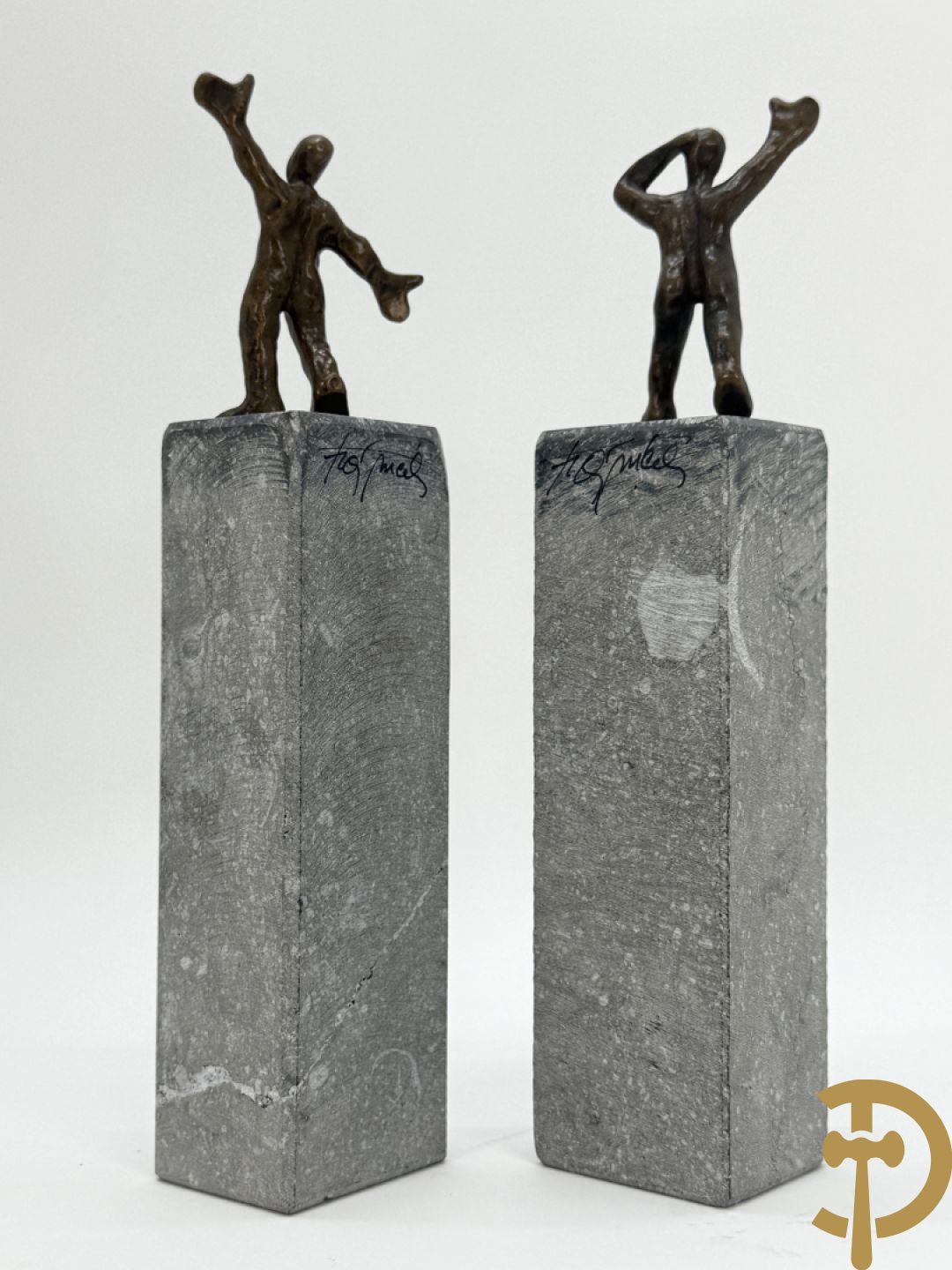 MEAN Fr. getekend (Francis) Paar bronzen sculpturen op arduinen sokkel