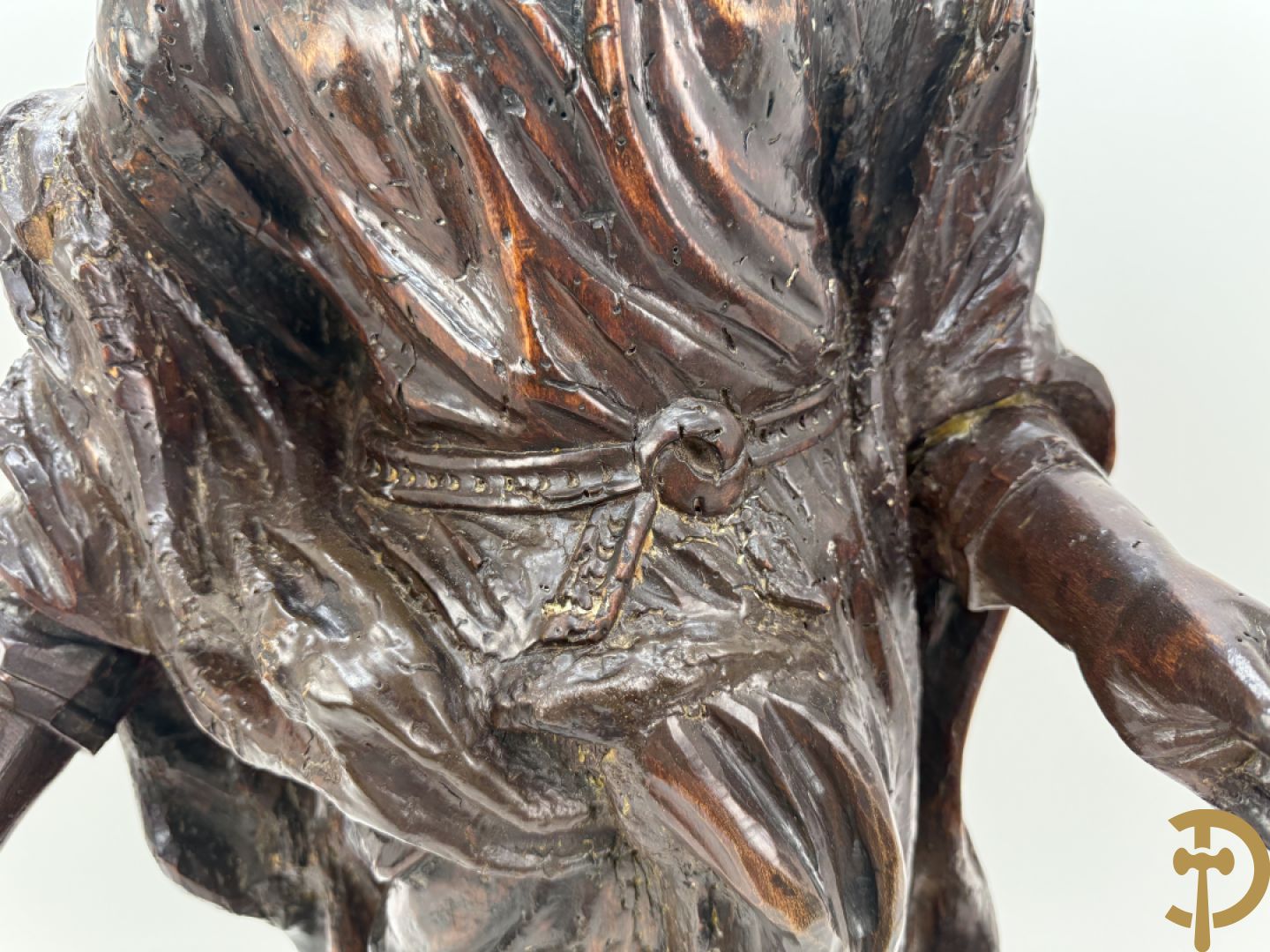 Houtgesculpteerde antieke religieuse voorstelling van evangelist, 18e