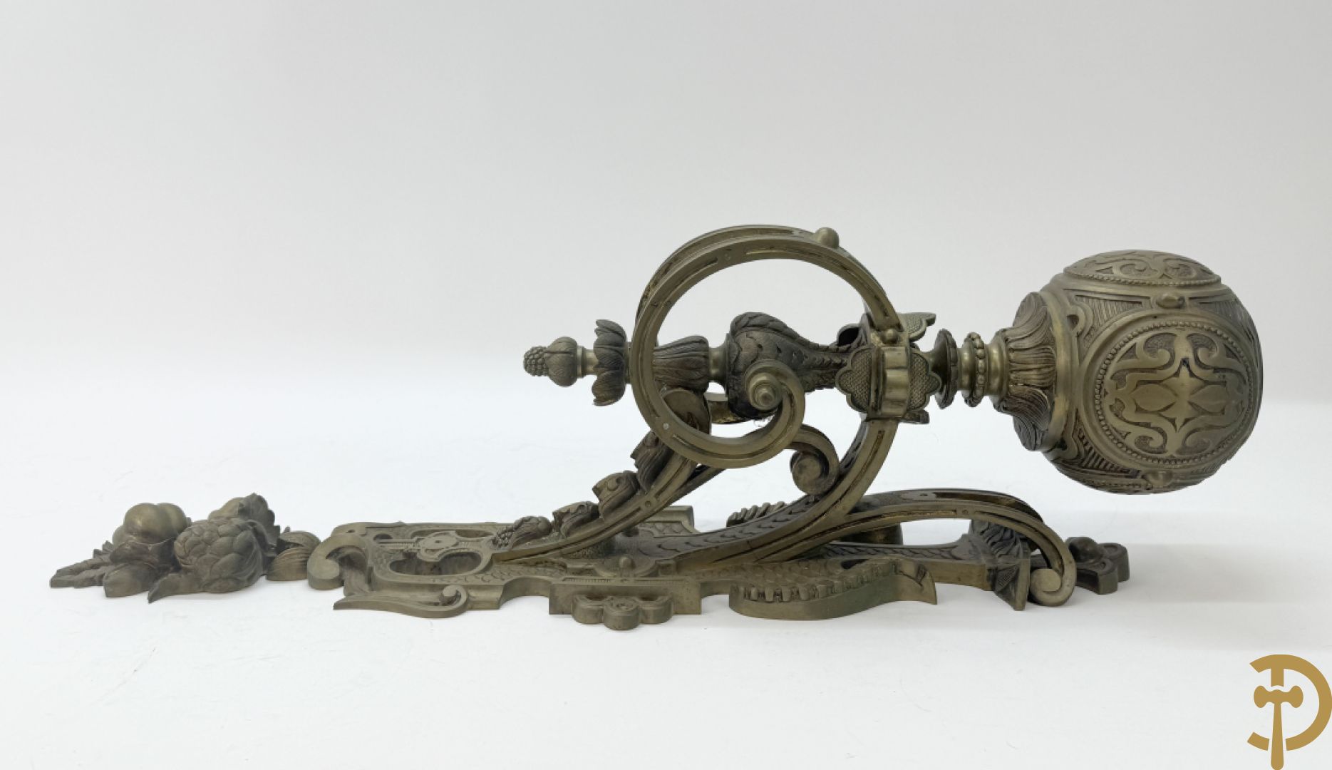 Bronzen wandappliek met accanthusranken en fruitmotieven