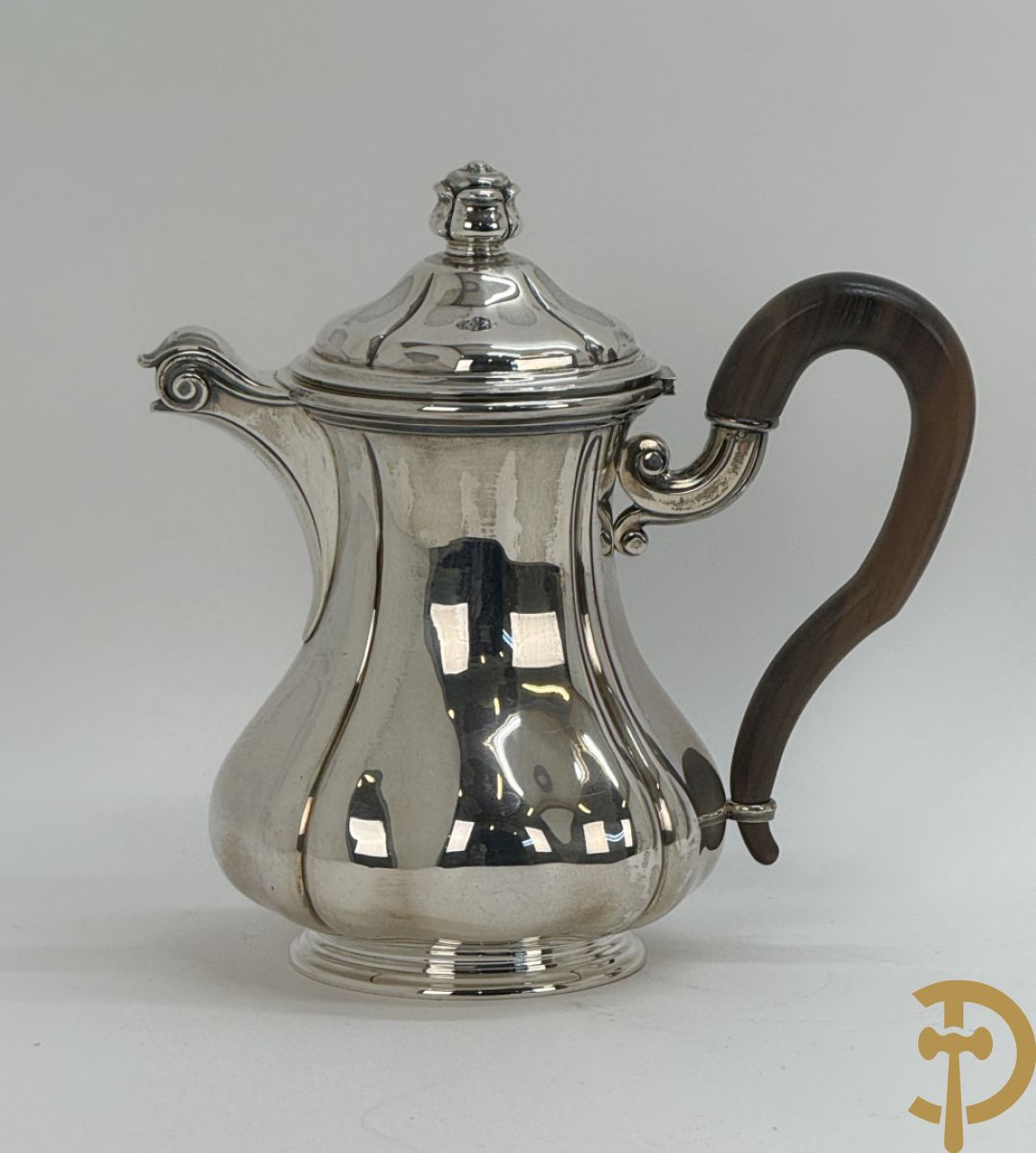 Massief zilveren koffieset bestaande uit koffiekan, theekan, melkkan en suikerpot op ovale opdienschotel, Delheid A835 gemerkt