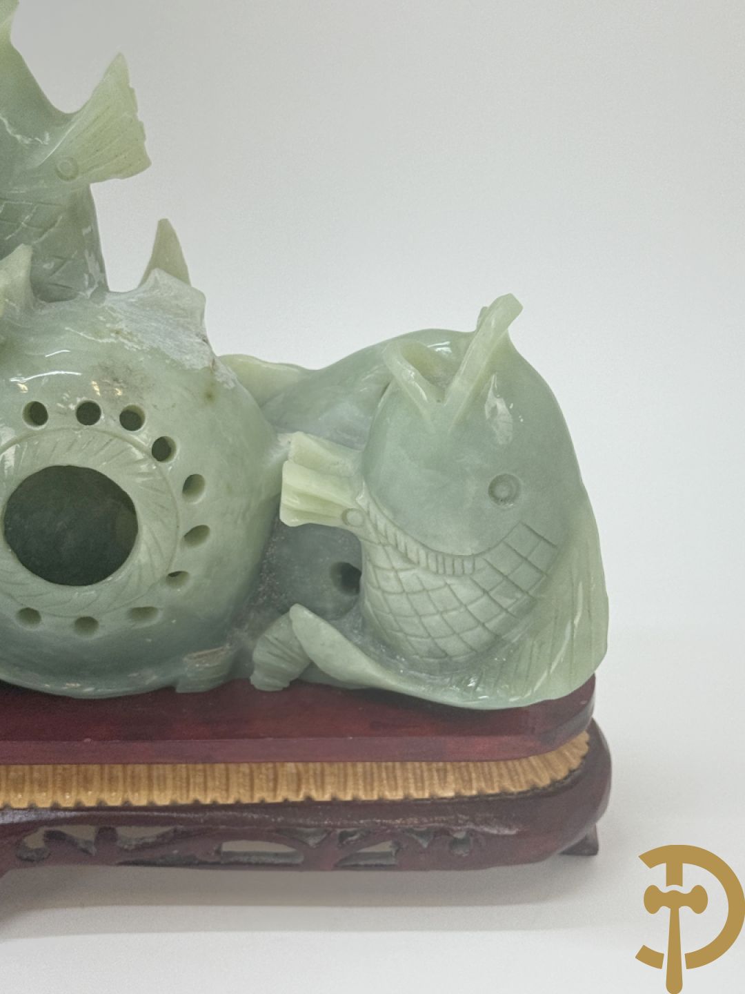 Sculptuur van vissen in jadeiet op houten sokkel