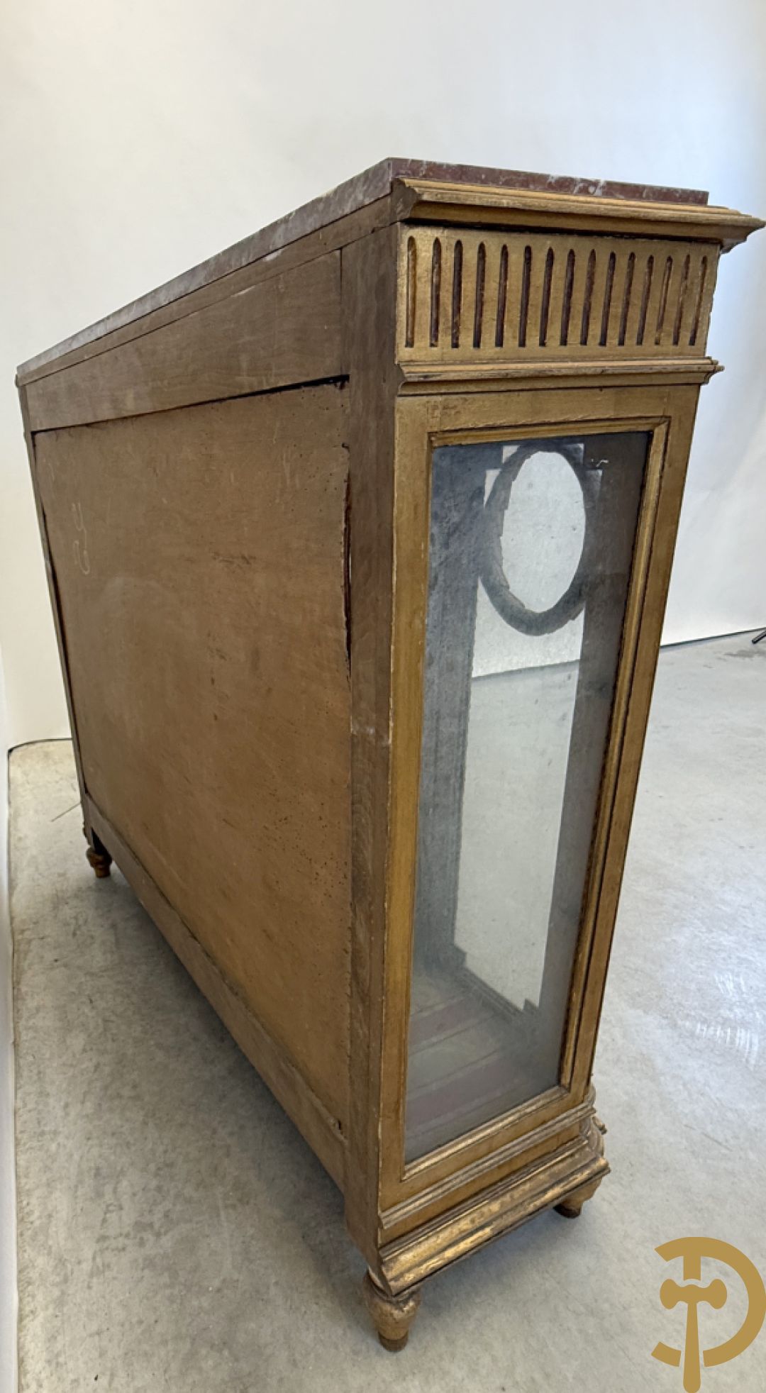 Vergulde Louis XVI vitrine met 3 deuren, cannelures en guirlandes - bovenaan met marmeren blad