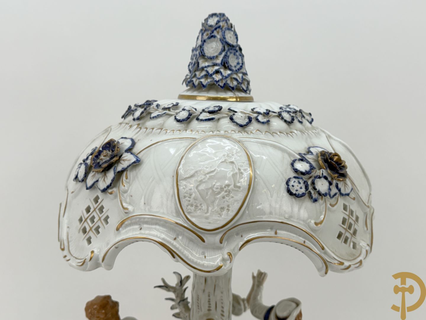 Porseleinen lampadaire met 4 dansende figuren, bovenaan met bloemenknop bezet