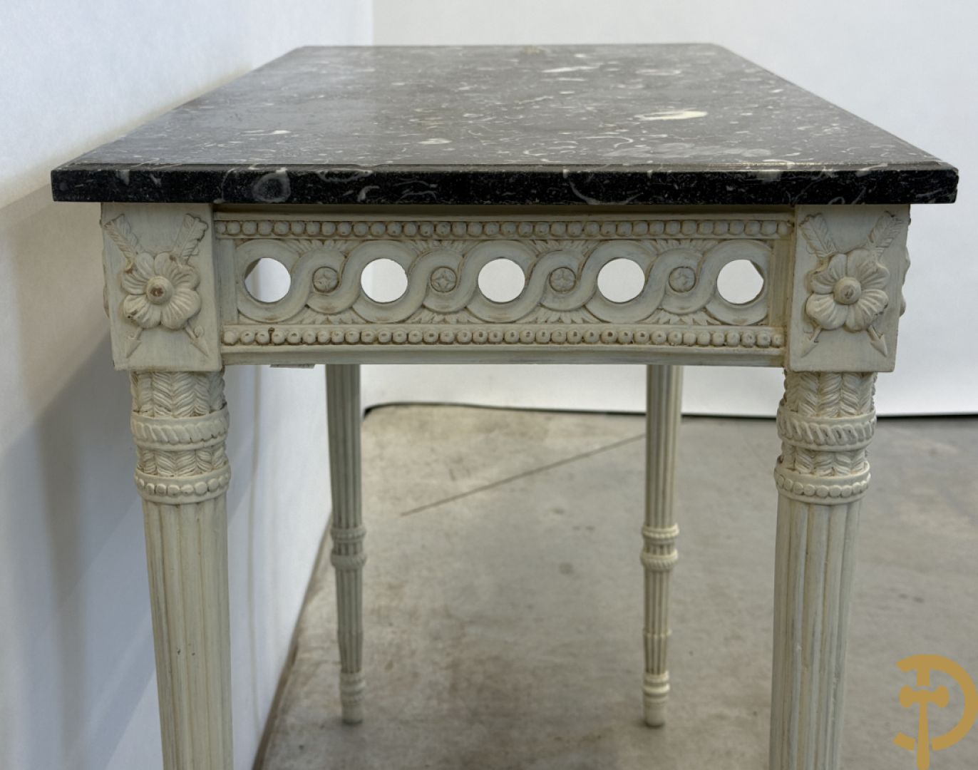 Houtgesculpteerde en gepolychromeerde Louis XVI console met grijs marmeren blad