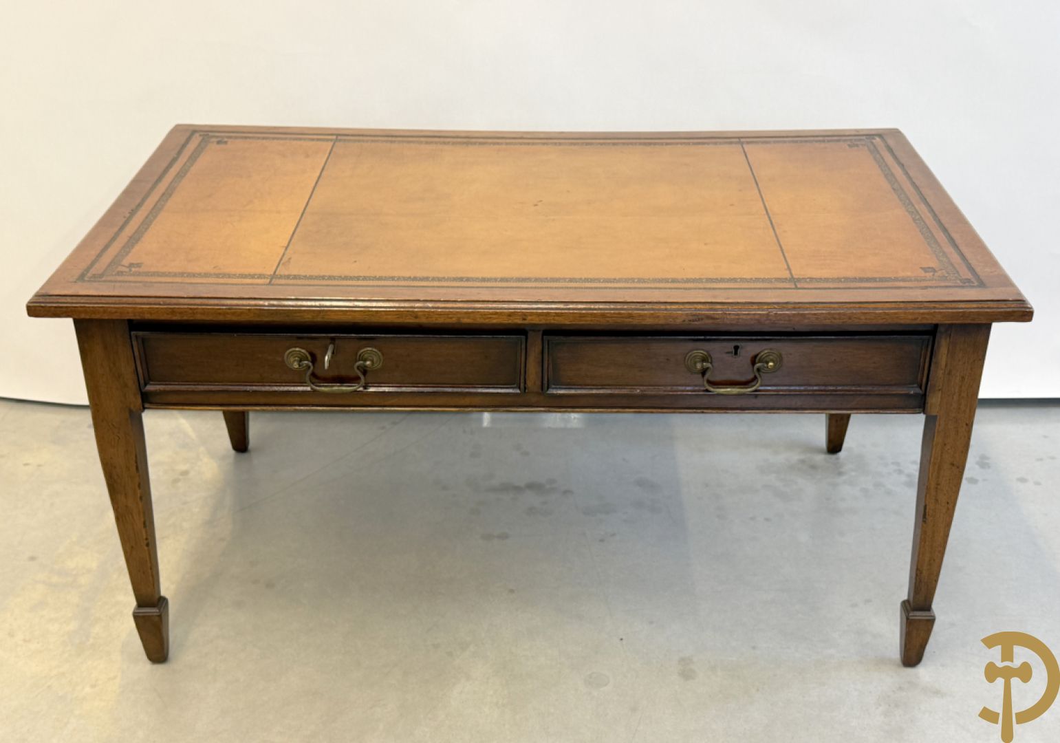 Paar Engelse notelaren bijzettafels + notelaren cakestand + notelaren salontafel met leder bekleed