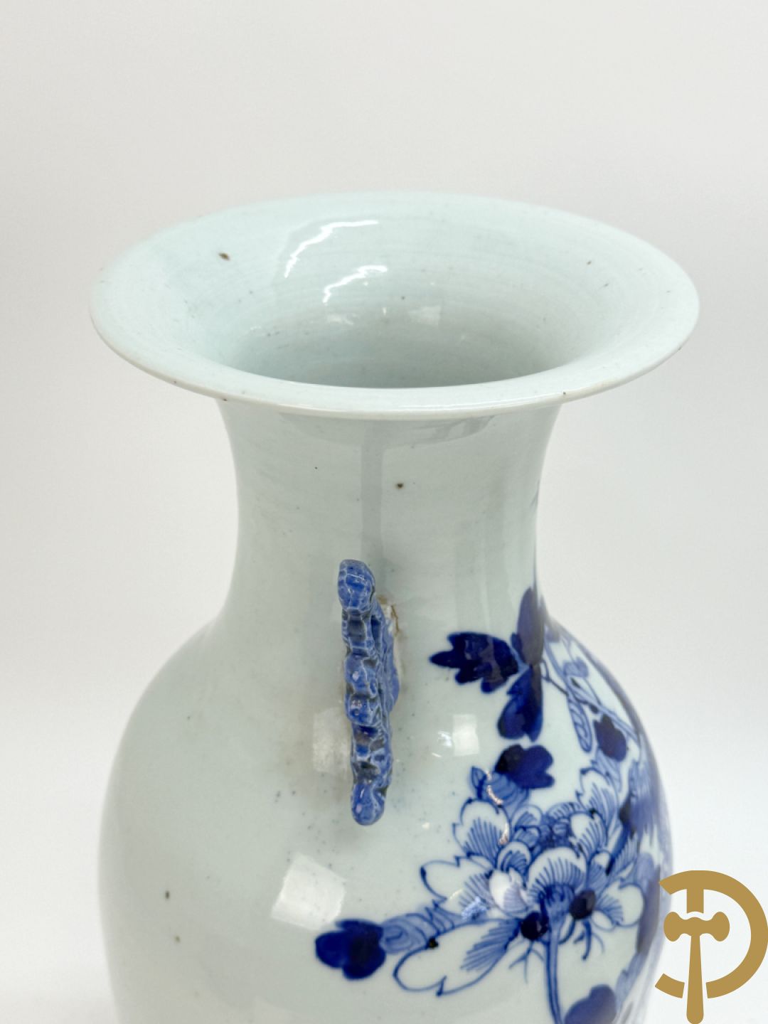 Twee Chinese porseleinen celadonvazen met blauw wit bloemen en vogeldecor + cachepot met vazendecor