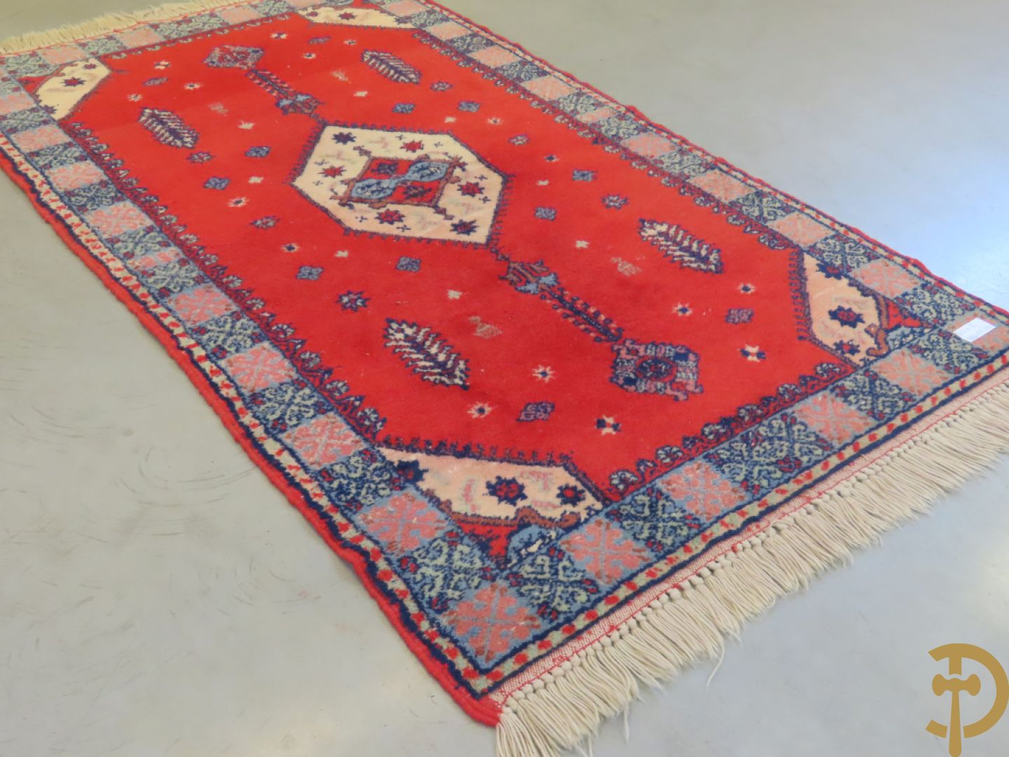 Oosters handgeknoopt tapijt met diagonale kleurbanden  + rood handgeknoopt tapijt met centraal motief + klein handgeknoopt tapijt met bloemenpatroon