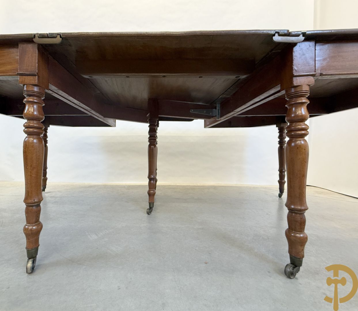 Engelse mahoniehouten tafel op 8 ballusterpoten (met 2 verlengstukken)