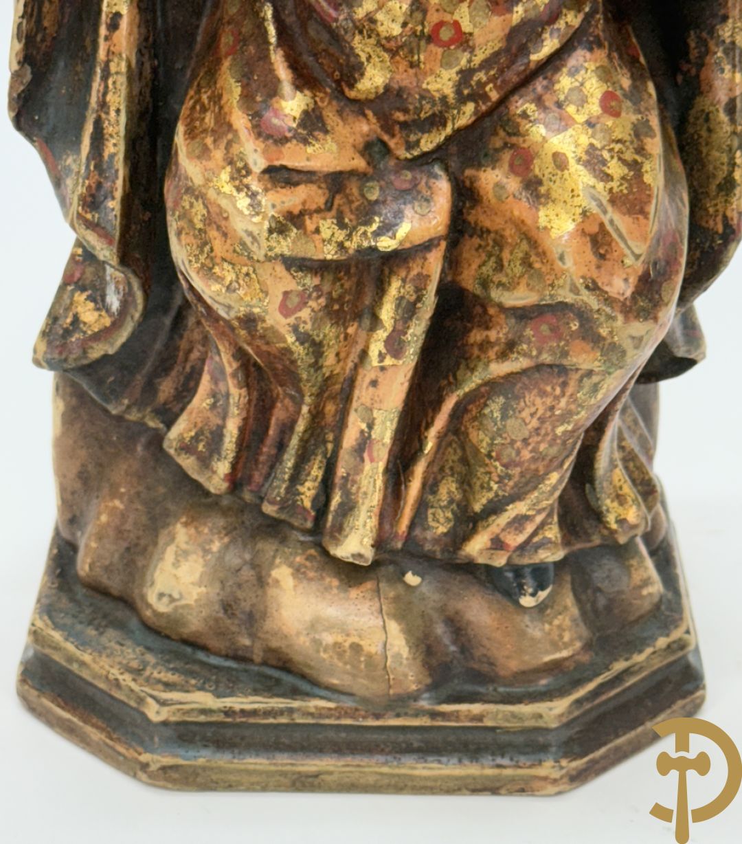 Gepolychromeerde houtsculptuur van zittende dame