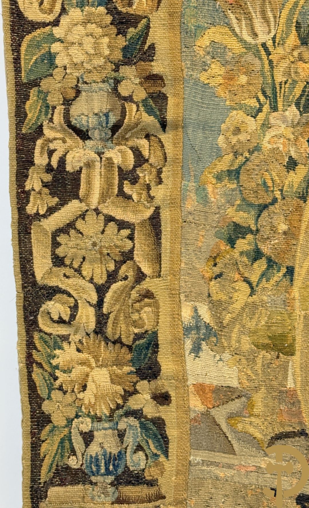 Vlaams handgeknoopt wandtapijt met geanimeerde scène met Konong en honden, omgeven door florale omranding, 18e