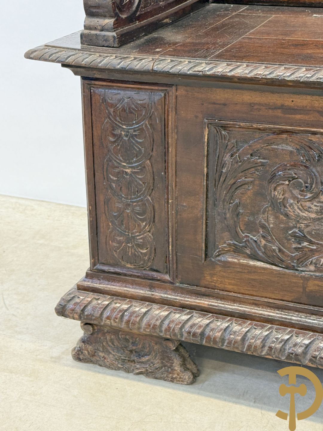 Hall bank met Neo Reniassance sculptuur van cupido