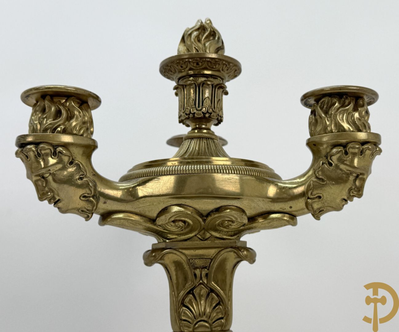 Paar bronzen 3-armige Empire kandelaars met flambeau bekroond