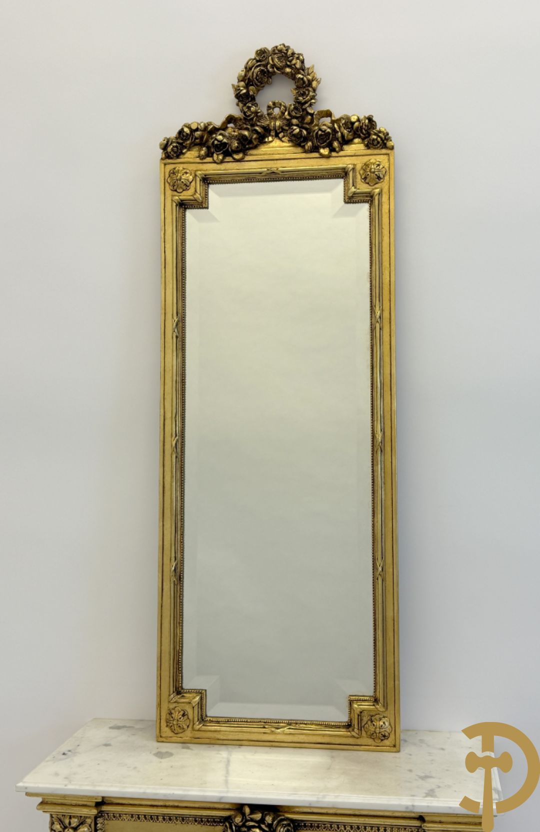 Vergulde console met Louis XVI motieven en amfoor  + vergulde spiegel met Louis XVI motieven