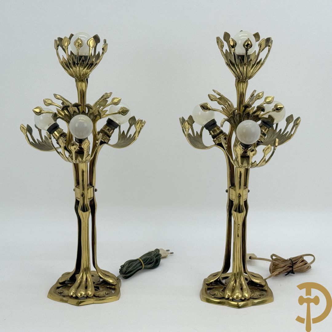 Paar koperen vierarmige lampen met gestyleerde bloemen-en plantenmotieven, Jugendstil