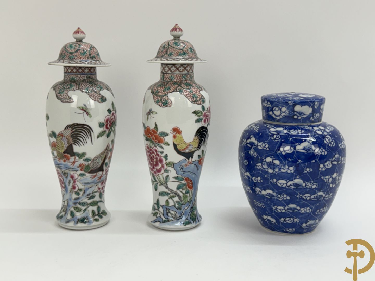 Paar Chinese porseleinen dekselvazen met bloemen- en  hanendecor + Chinese blauw/witte porseleinen gemberpot