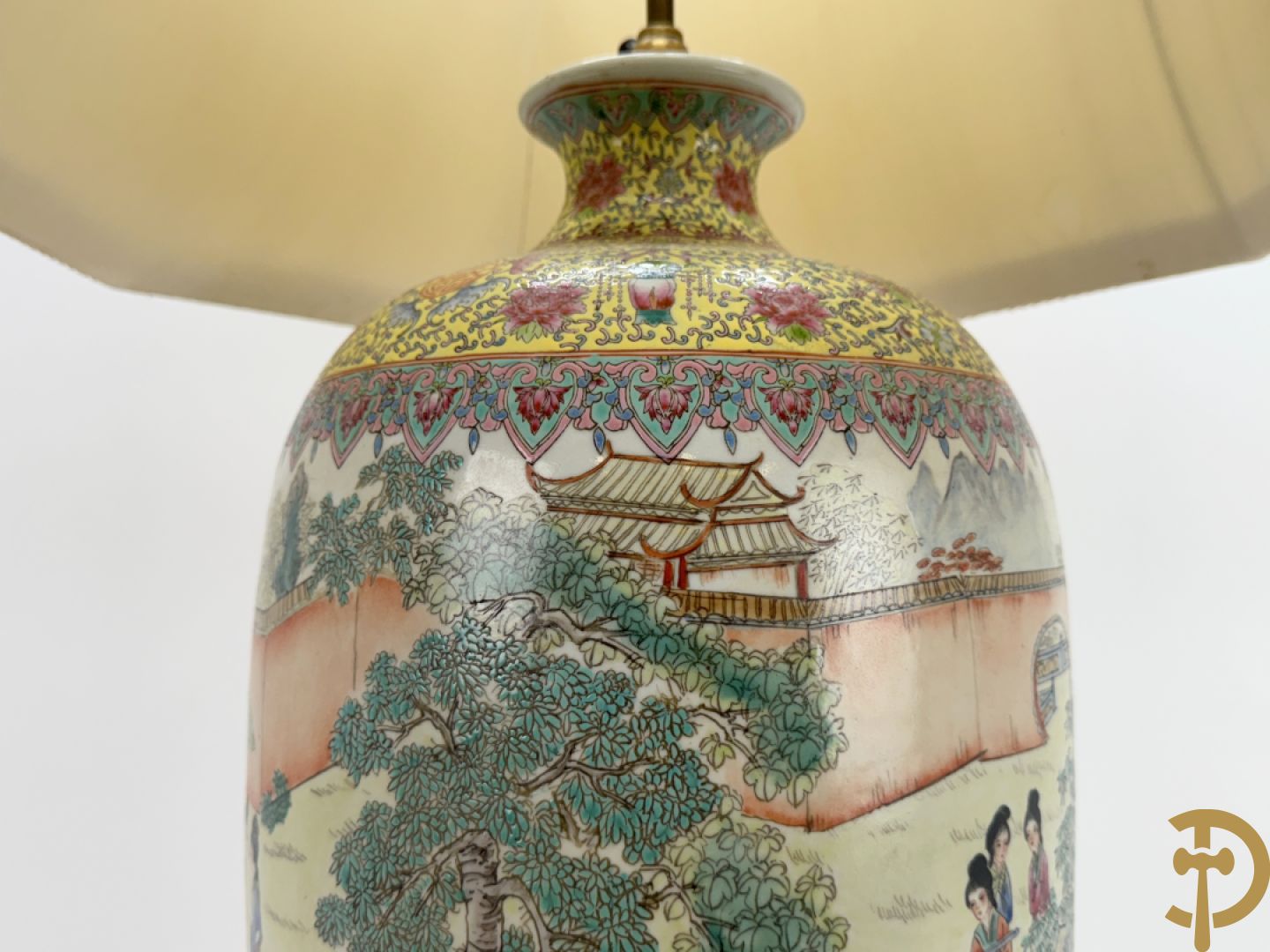 Chinese porseleinen vaas met geanimeerd decor van dames in tempels en landschap - omgebouwd als lampadaire