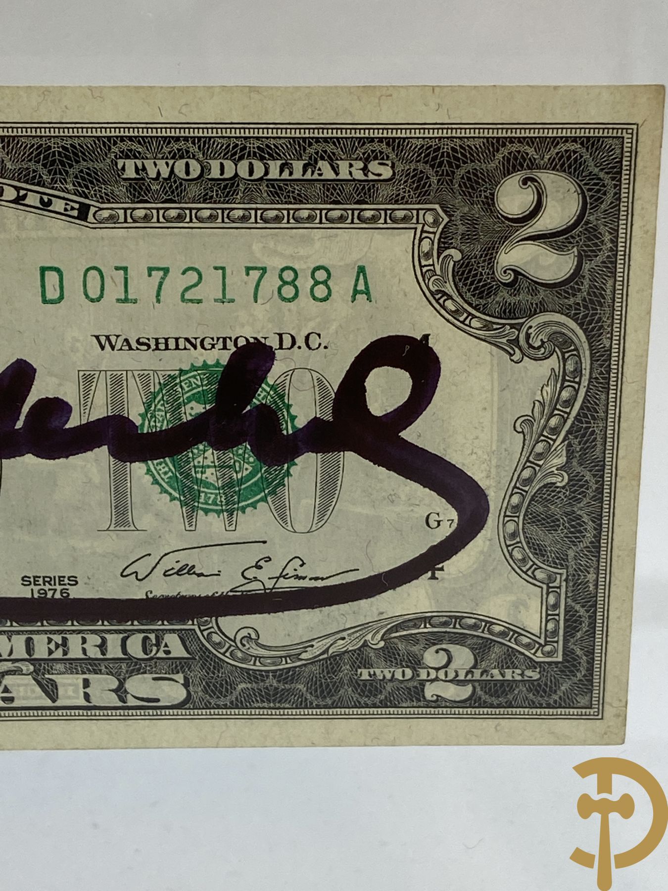 Warhol Andy getekend op Amerikaans 2 dollar biljet 
Serial number: D01721788A
Year: 1976 
Commemorative stamp for the 50th anniversary of commercial aviation (1926-1976)
Stamped by US mail dated April 13, 1976
Factory Warhol stamp on the back