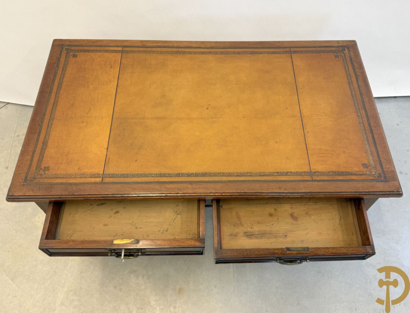 Paar Engelse notelaren bijzettafels + notelaren cakestand + notelaren salontafel met leder bekleed