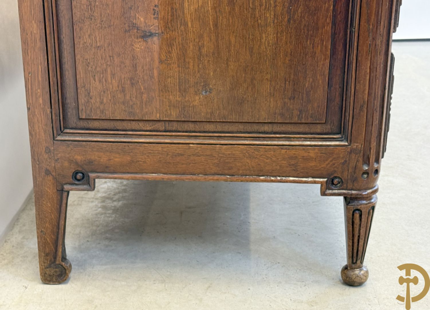 Massief eiken drieladencommode met afgeronde gecanneleerde stijlen, 19e