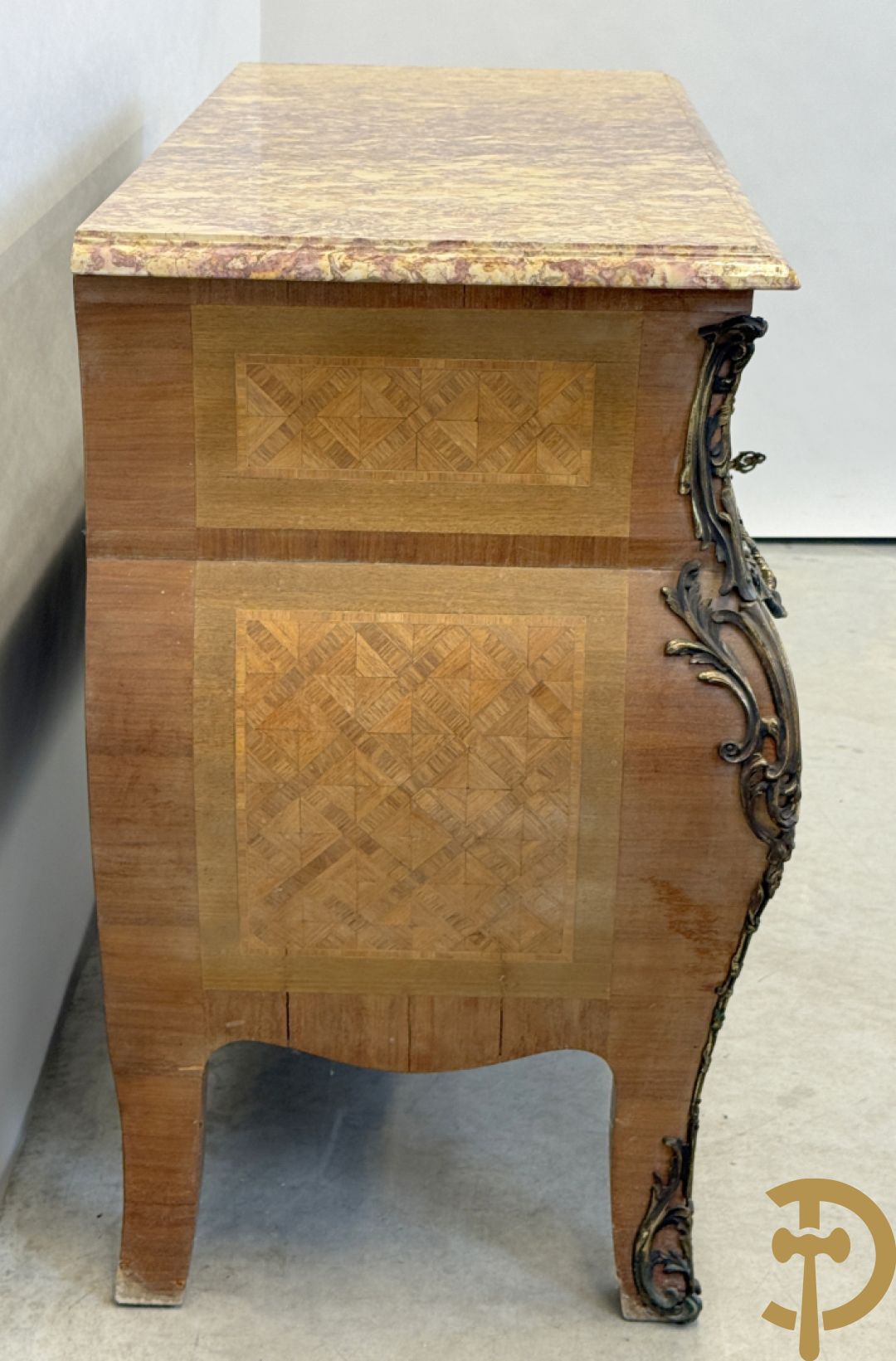 Notelaren gemarketteerde en gegalbeerde drieladencommode bezet met bronsbeslag en geaderd marmeren blad