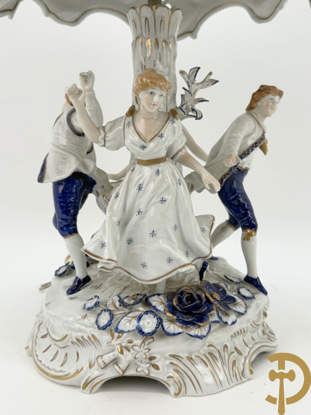 Porseleinen lampadaire met 4 dansende figuren, bovenaan met bloemenknop bezet