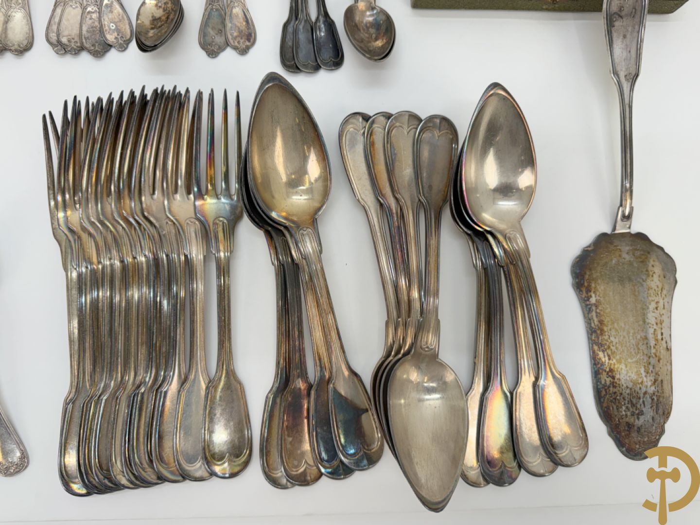 Verzilverd bestek Louis Philippe bestaande uit lepels, vorken, koffielepels en vorken + 3 sets porte couverts van o.a. Vossen