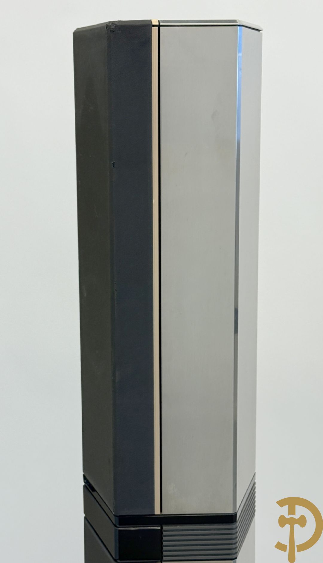 Design muziekinstallatie B & O Beocenter 9500 met bijhorende toren luidsprekers type 6611