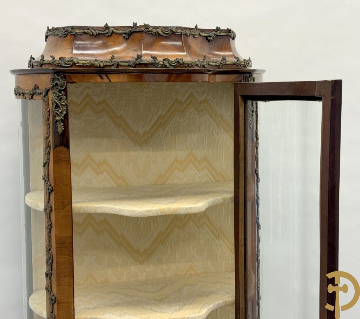 Notelaren Louis XV vitrine met gebogen glas, bezet met bronsbeslag en onderaan met bloemenmarketterie