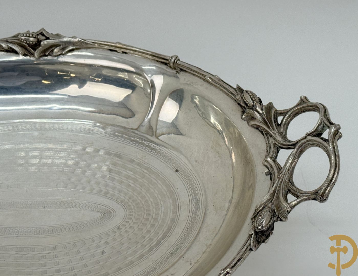 Massief zilveren coupe met accanthusranken en geciseleerd decor, op 4 elegante pootjes