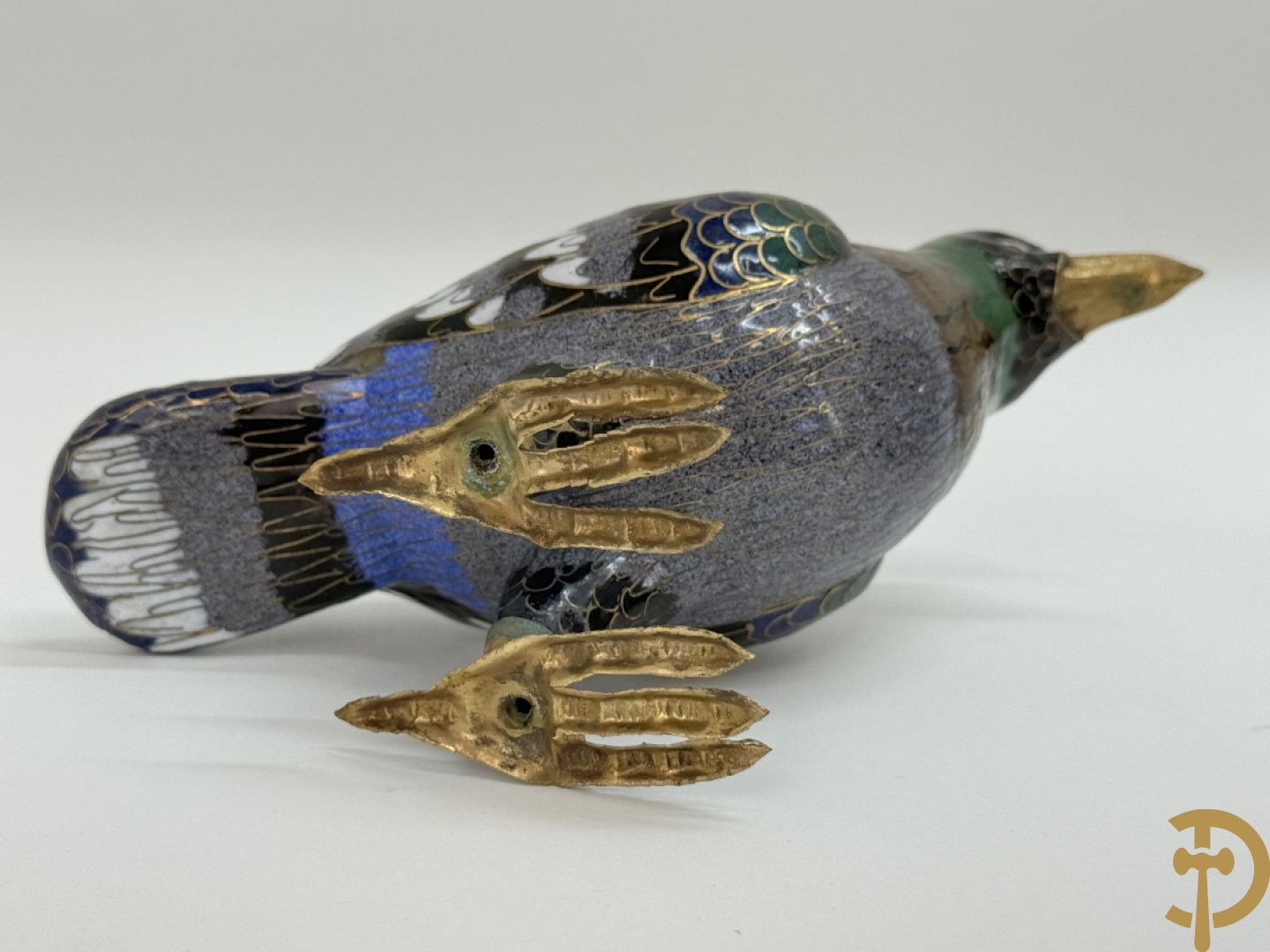 Acht stuks cloisoné w.o. paar dekselpotiches met bloemendecor, 4 vaasjes, coupe en vogel