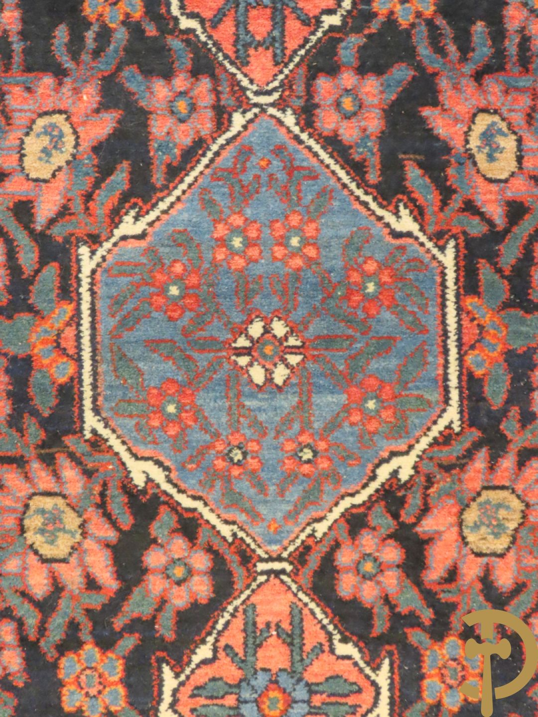 Perzische handgeknoopte loper met geometrische patronen + Perzissch handgeknoopt tapijt Senneh + Oosters handgeknoopt tapijt met bloemendecor + bidtapijtje