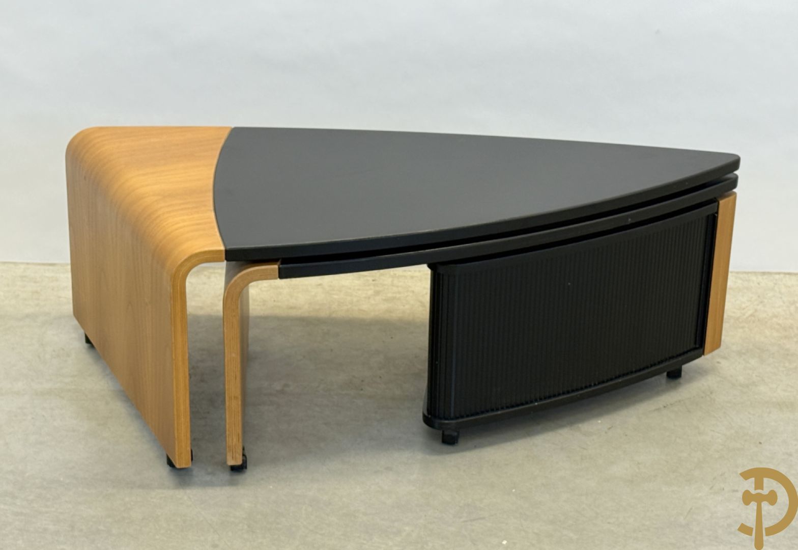 Openschuifbare design tafel - 3 ledig met centraal opbergmeubeltje