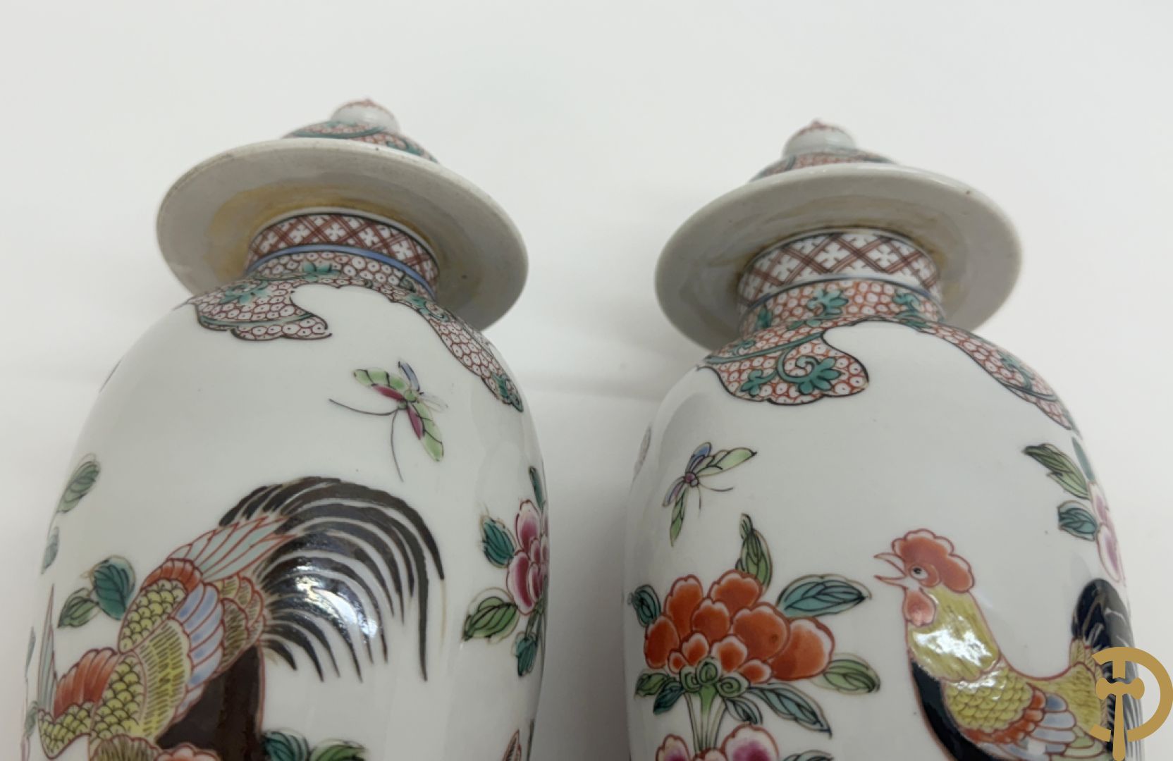 Paar Chinese porseleinen dekselvazen met bloemen- en  hanendecor + Chinese blauw/witte porseleinen gemberpot