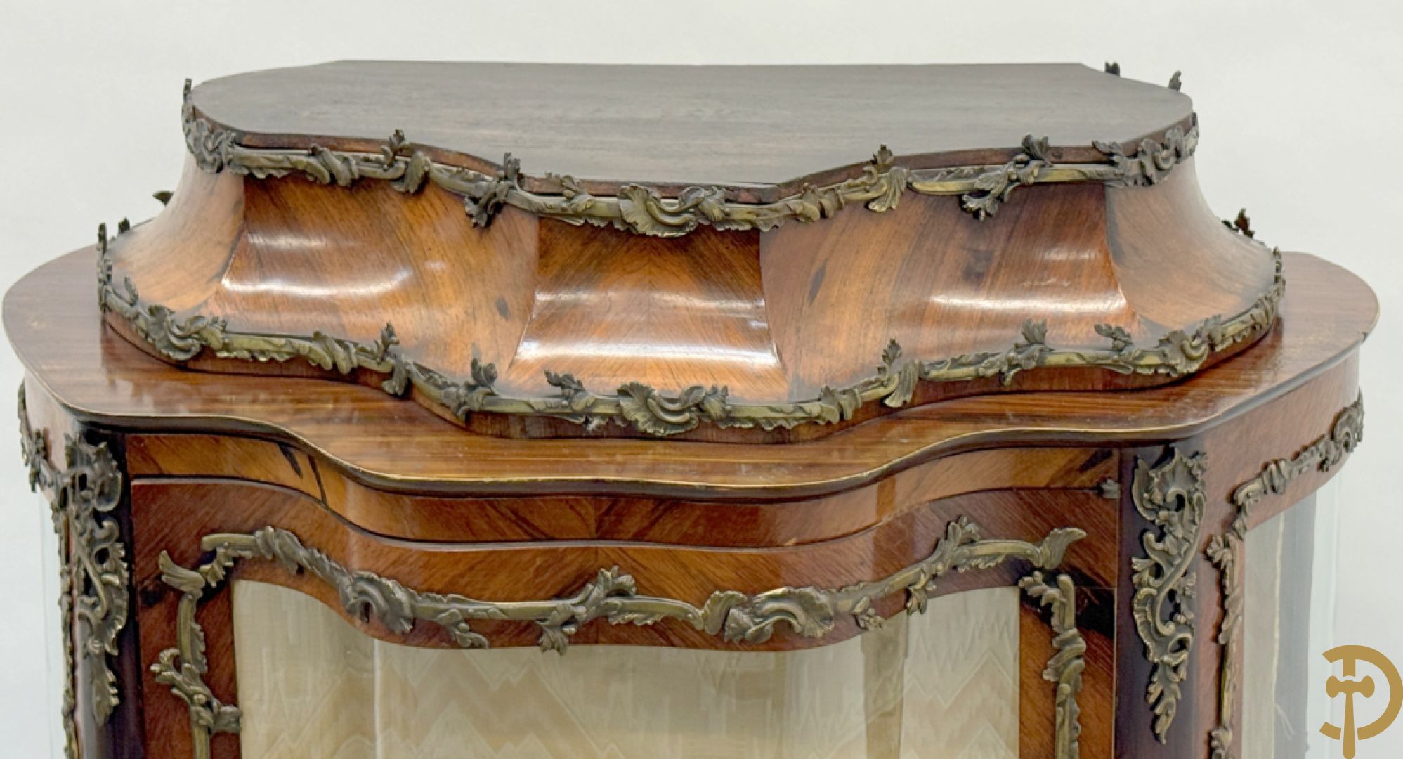Notelaren Louis XV vitrine met gebogen glas, bezet met bronsbeslag en onderaan met bloemenmarketterie