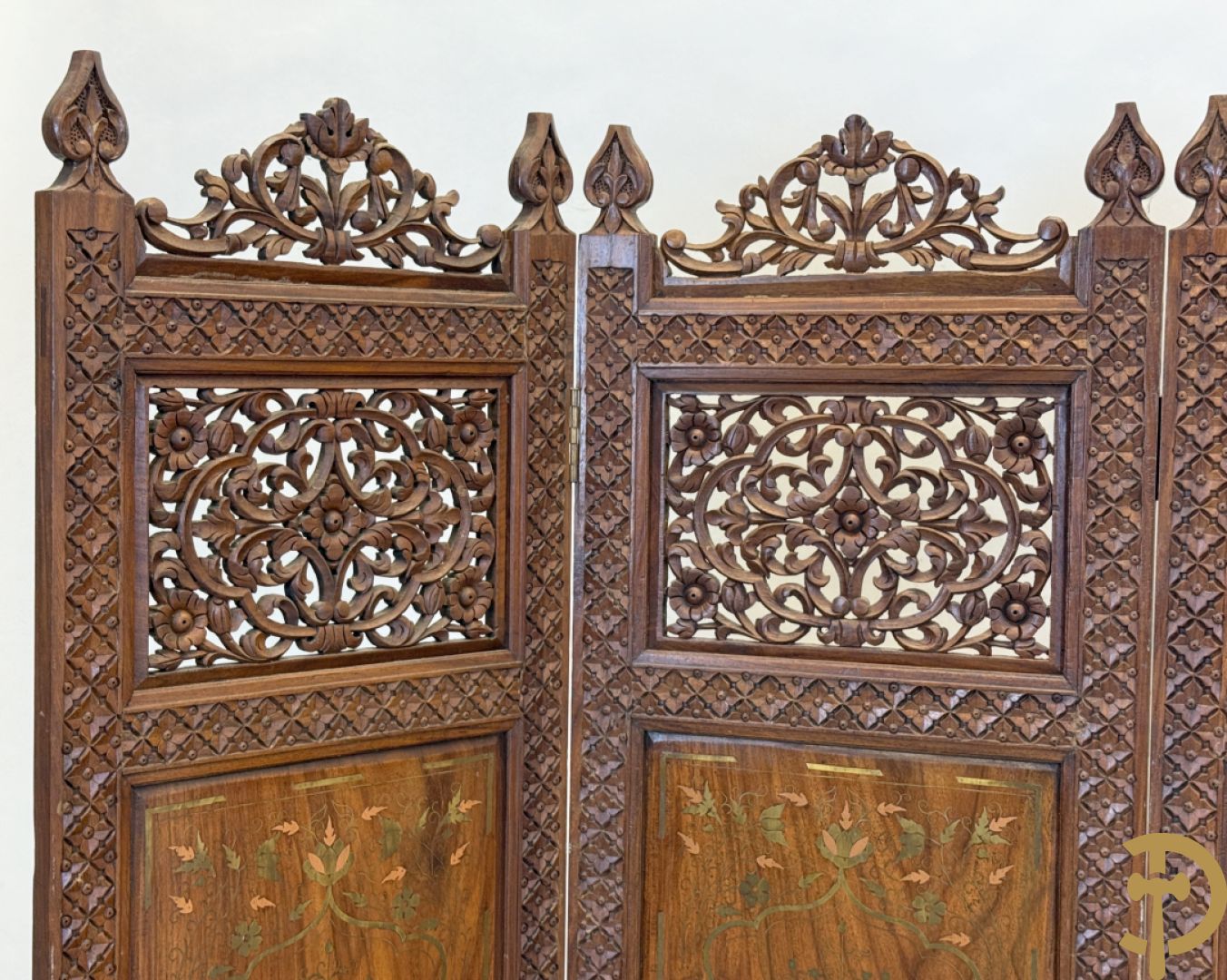 Hardhouten Aziatisch vierdelig kamerscherm met gesculpteerd ornament bovenaan en marketterie inleg midden
