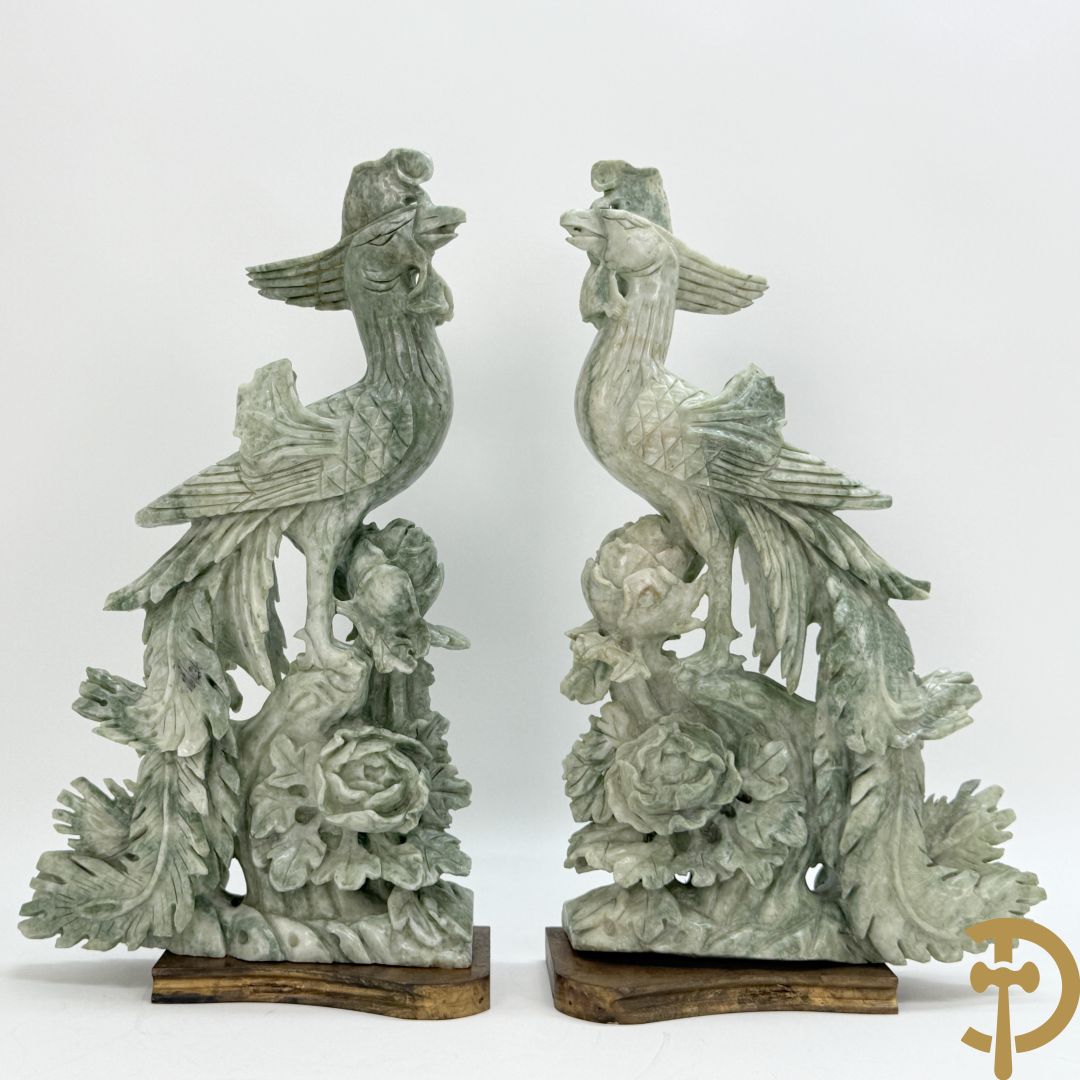 Paar gesculpteerde fenixvogels in jadeïet