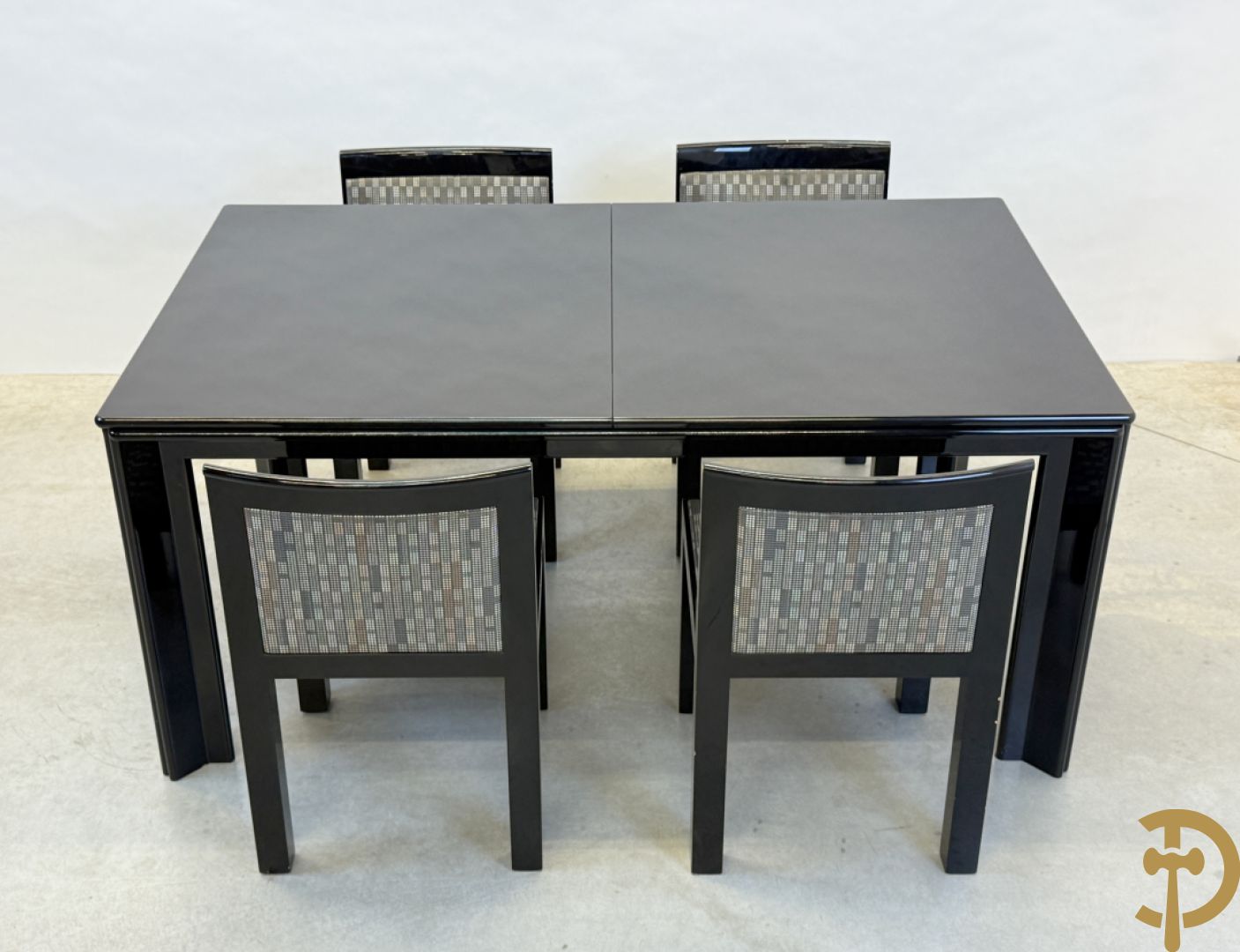 Zwartgelakte uittrekbare vintage designtafel met 4 bijhorende stoelen model 