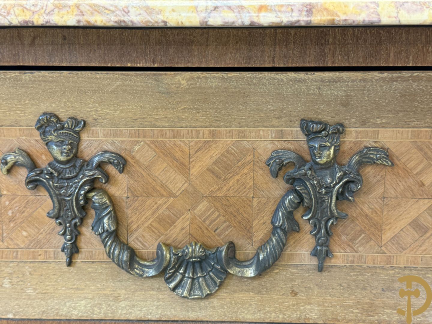 Notelaren gemarketteerde en gegalbeerde drieladencommode bezet met bronsbeslag en geaderd marmeren blad