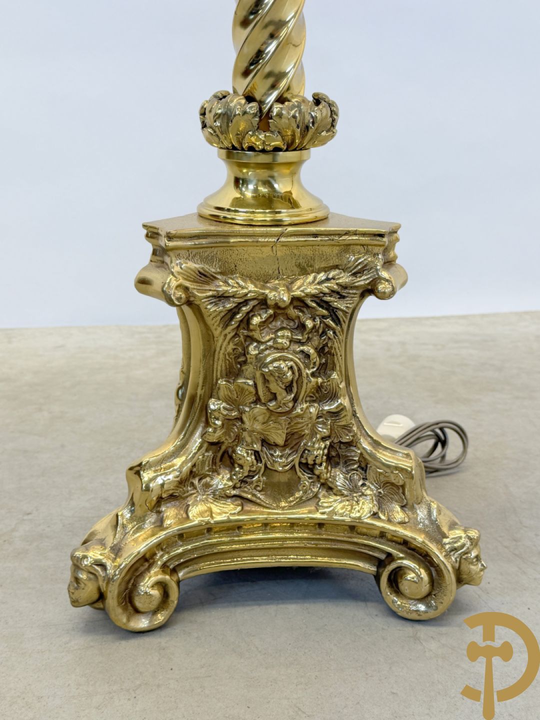 Bronzen staande koperen lampadaire op getorste voet + bronzen lampadaire op gecanneleerde voet