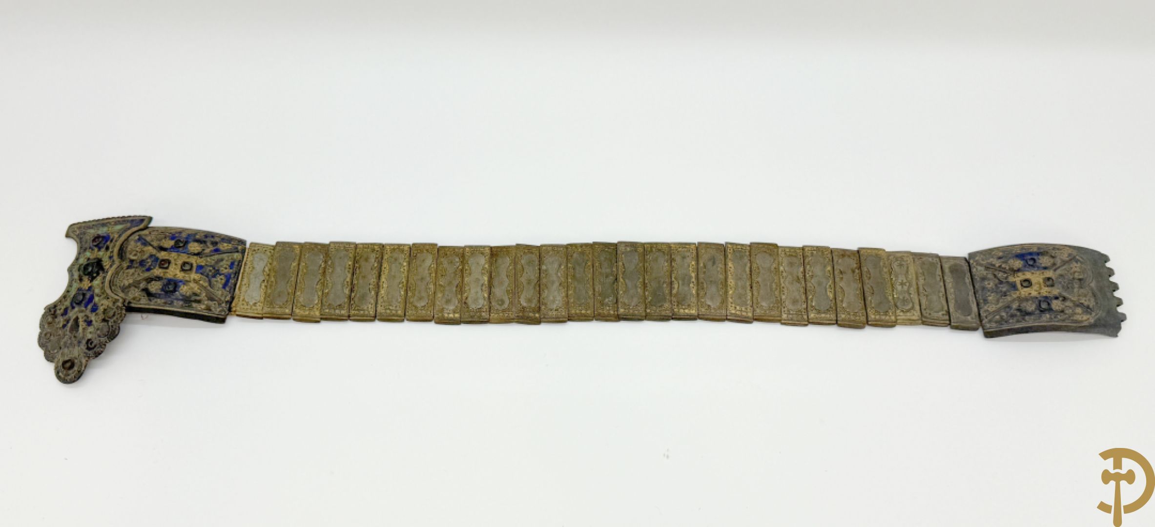 Gekleurde metalen riem met koperen lemmetten en bronzen sluiting