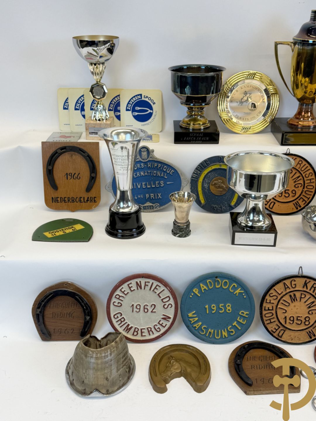 Verzameling memorabilia van paardenrennen, trofeeën en bekers