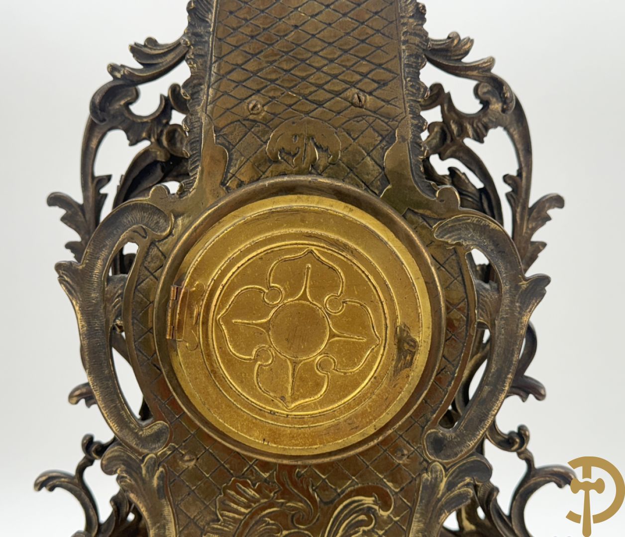 Driedelige koperen garnituur bestaande uit middenstuk bezet met amfoor en paar kandelaars , Louis XV stijl