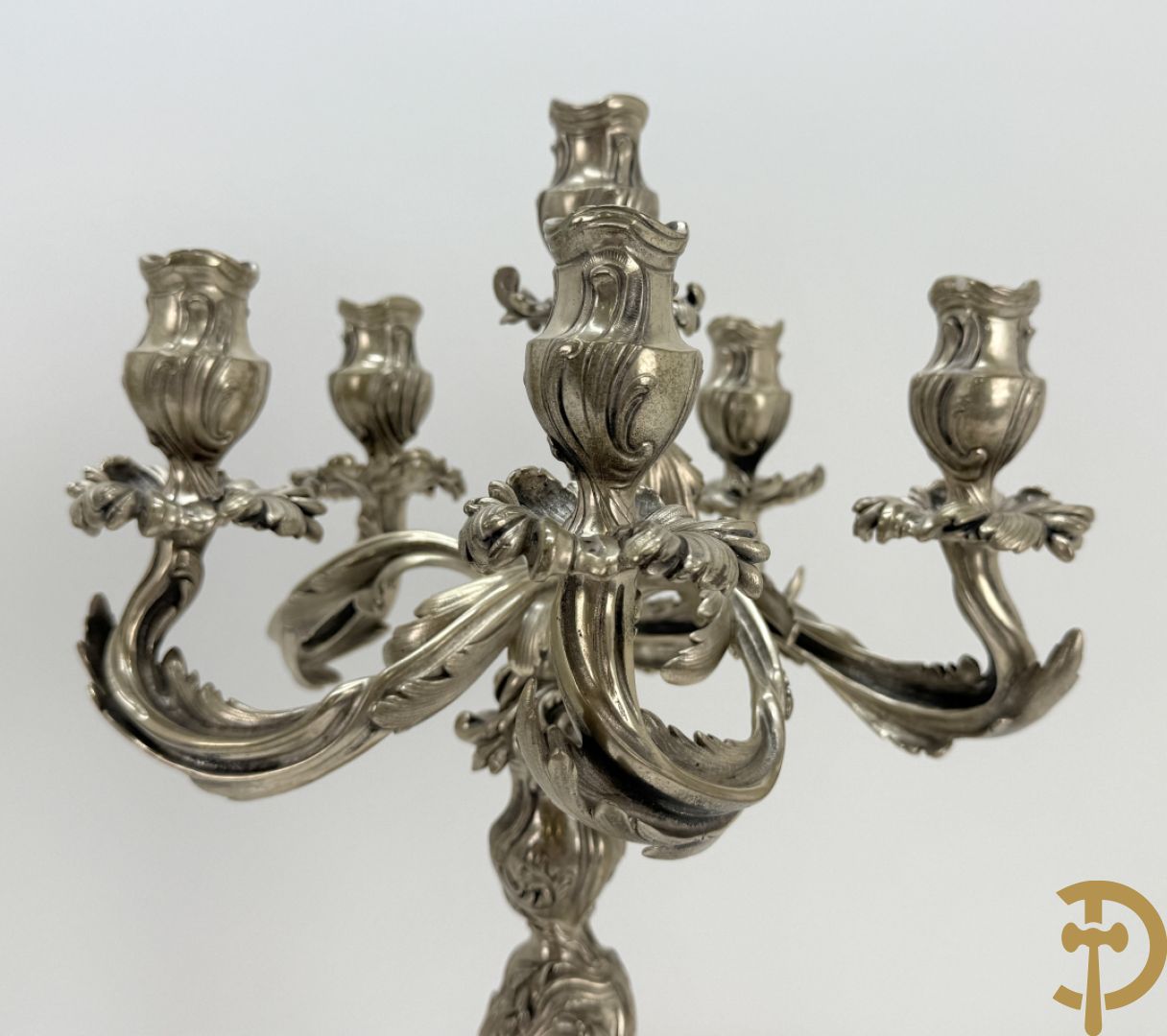 Paar massief zilveren getorste zesarmige kandelaars met Louis XV motieven, met import stempel 