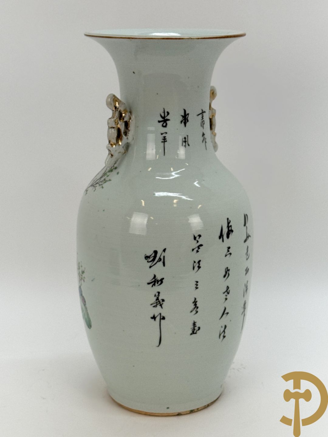 Chinese porseleinen vaas met decor van dames in landschap